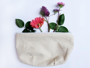 生理は月に1度の大事な日。お気に入りのポーチを持って堂々と席を立てる世界にしたい