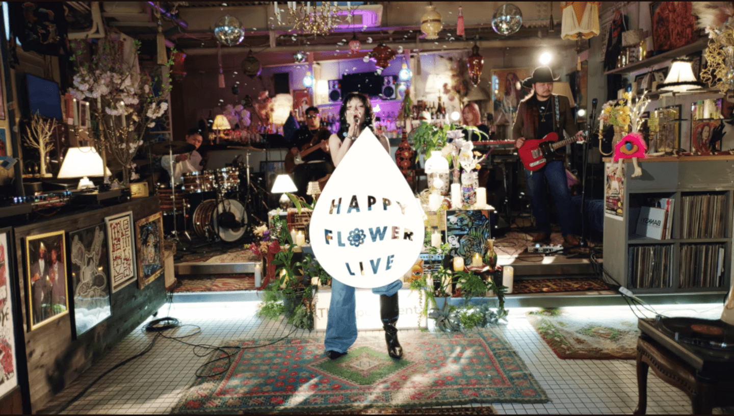 『泣き花』がSNS を中心に注目されたシンガーソングライターのUKI（HAPPY FLOWER LIVE提供）