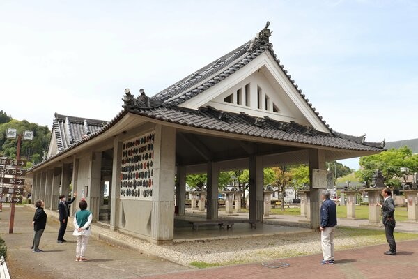 鬼瓦公園に立つ鬼の回廊。大屋根には全国の鬼石が製作した鬼瓦が並ぶ