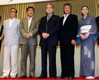 ネオシネマの製作発表会見に臨む（左から）丹波哲郎さん、松方弘樹さん、監督の山城新伍さん、梅宮辰夫さん、梶芽衣子＝都内(2003年撮影)