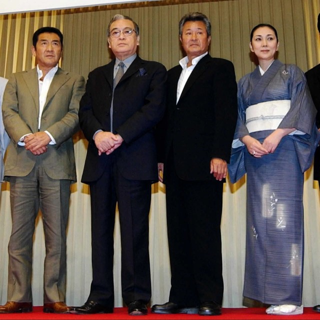 ネオシネマの製作発表会見に臨む（左から）丹波哲郎さん、松方弘樹さん、監督の山城新伍さん、梅宮辰夫さん、梶芽衣子＝都内(2003年撮影)