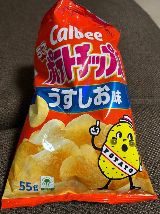 印刷​原材料の調達に見通しがついたとして、「ポテトチップス」や「​かっぱえびせん」のパッケー‌ジが段階的にカラーへ戻すことになりました（ぷりんさん提供）