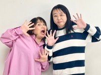 向かって右：小田ひとみ 左：彼方さとみ。「OLが適当に選んだ感じの服にしよう」と考え、この衣装になった（画像提供：変ホ長調）