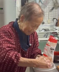 チキンを仕込む／投稿主さん提供＝画像をトリミングしています