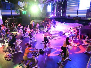 カラオケ行くにもPCR検査　感染者少ないシンガポール、厳しい規制を続ける理由