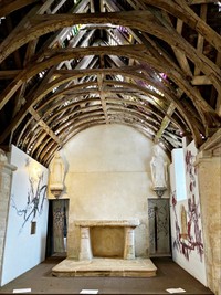 美術家・田窪恭治氏が再建したサン・ヴィゴール・ド・ミュー礼拝堂の祭壇。マリア像と聖ヴィゴール像の下には、林檎模様の日本風長のれんが掛けられている（画像提