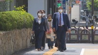 入廷する原告ら（高松地裁　2021年4月）