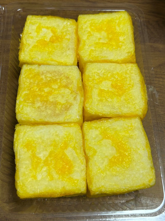 見た目は、色合いや形も揚げ豆腐ですが…。