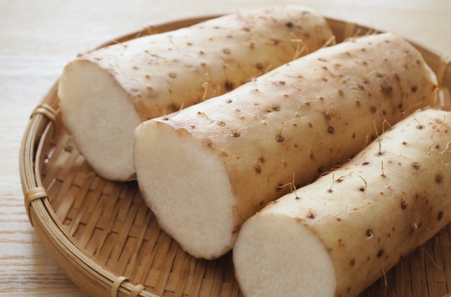 ネバネバとしている「長芋」は、皮をむくなどの下処理も一苦労※画像はイメージです（karinrin/stock.adobe.com）