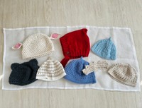 お母さんは、冬に生まれたおとまぴーさんの息子さんに半年間で７個も帽子を編みました（提供：おとまぴーさん）