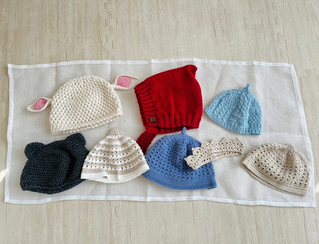 お母さんは、冬に生まれたおとまぴーさんの息子さんに半年間で７個も帽子を編みました（提供：おとまぴーさん）