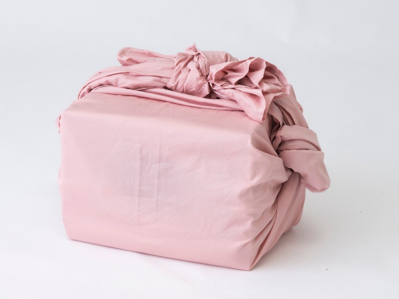 持ち手を作れば女性でもラクに運べます。布なので通気もよい（辻さん提供）
