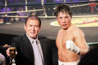 印籠を持って記念撮影に応じる伊吹吾郎（左）と伊吹遼平＝2023年5月撮影