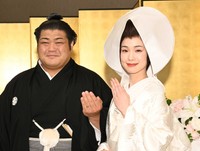 披露宴で結婚指輪を披露する志摩ノ海天咲千華=2022年6月19日