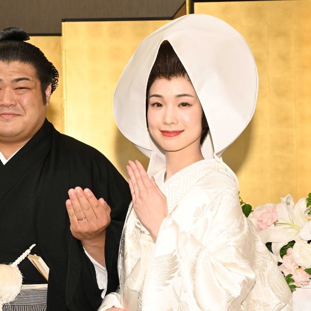 披露宴で結婚指輪を披露する志摩ノ海天咲千華=2022年6月19日