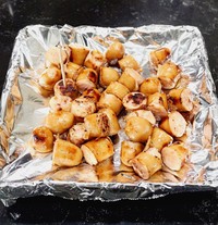 なぜ試食ソーセージはおいしいのか？（画像はAI生成）