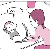 寝ている子どものそばで何かしている妻（木下晋也さん提供）