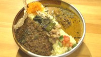 スパイス感たっぷり!で辛くない｢あいがけカレー｣(1400円)
