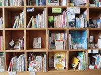 屋号が付いている本箱もあって様々なジャンルの本が並ぶ