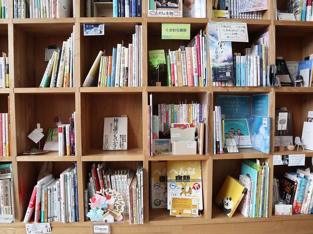 屋号が付いている本箱もあって様々なジャンルの本が並ぶ