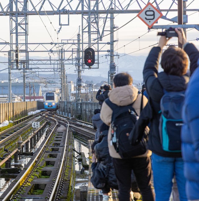電車を取るために大勢の人が…　※画像はイメージです（toshi007/stock.adobe.com）
