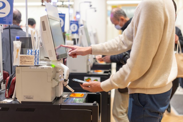 セルフレジで感じた「違和感」に店内騒然…「セルフレジ」の普及と共に多発する新手の「詐欺」とは？（naka/stock.adobe.com）※画像はイメージ