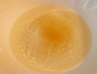 お湯に溶かしたゼラチン。