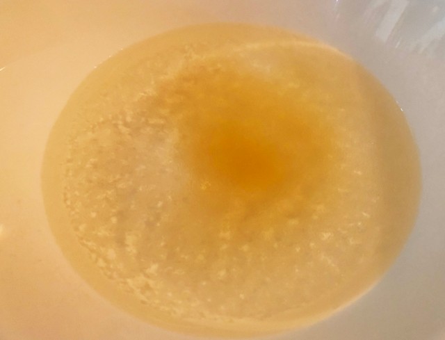 お湯に溶かしたゼラチン。