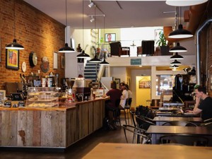 手こずる私に微笑む女性客。「ごゆっくりどうぞ」と真心を込めた