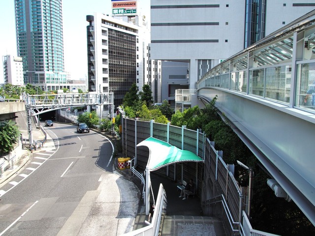 神戸市バス（64系統神戸北町行き）・神姫バス（三田、有馬、西脇方面行き）停留所。右奥にはコトノハコ神戸が入る神戸オリエンタルシティーが見える