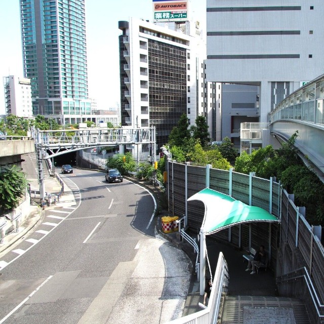 神戸市バス（64系統神戸北町行き）・神姫バス（三田、有馬、西脇方面行き）停留所。右奥にはコトノハコ神戸が入る神戸オリエンタルシティーが見える