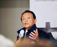 大阪市内で街頭演説する自民党の麻生太郎副総裁
