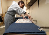 シルクスクリーンでプリントが施される「近江ちぢみ」のカーテン（東近江市）
