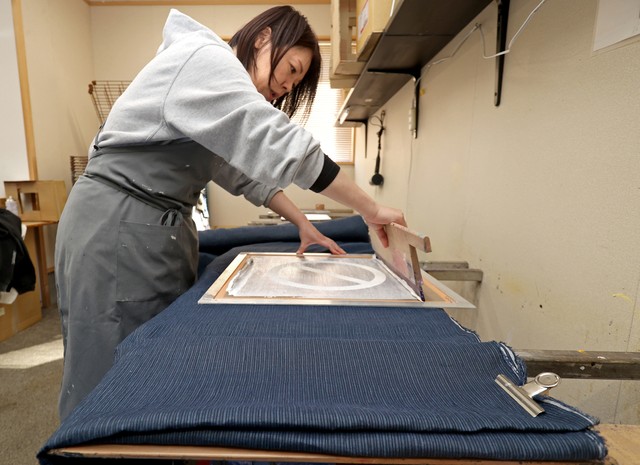 シルクスクリーンでプリントが施される「近江ちぢみ」のカーテン（東近江市）
