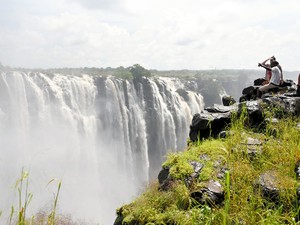 「気候変動で水がれ」確かめにビクトリアフォールズへ　滝は枯渇していなかった