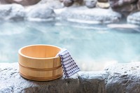 露天風呂に入っていたら……見ていた！？（kai/stock.adobe.com）