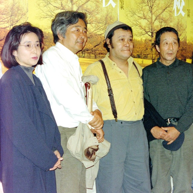 （左から）竹下景子、山田洋次監督、西田敏行さん、田中邦衛さん、裕木奈江＝1993年
