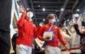 集まった大会関係者やボランティアに手を振りながら会見場に向かう羽生結弦選手