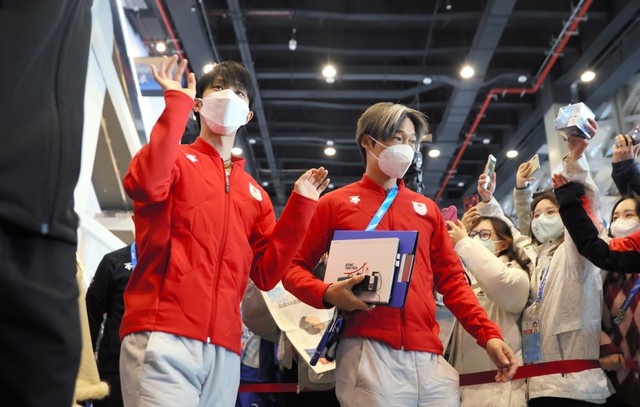 集まった大会関係者やボランティアに手を振りながら会見場に向かう羽生結弦選手