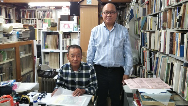 古書「ハナ書房」の前ケ迫末男さん（右）と西崎伸吾さん