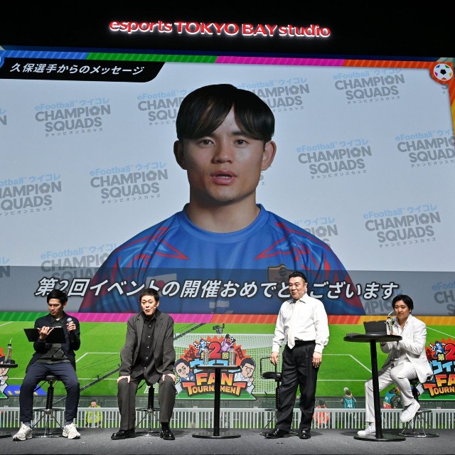 リアルイベント「ウイコレ FAN TOURNAMENT」に登場した（左2人目から）カカロニ・すがや、山崎弘也、有田哲平、カカロニ・栗谷