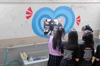 手洗い場の鏡もカラフルに装飾されていた