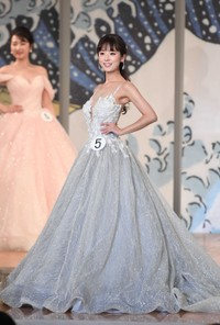 ミス日本コンテストでウェディングドレス姿を披露した上村さや香(2023年)