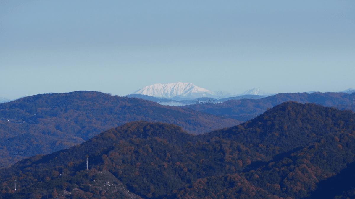 岡山県南部の岡山天文博物館（岡山県浅口市）から雪の大山（鳥取県）を撮影　