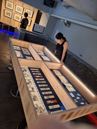 新宿歌舞伎町で開催中の春画展。ホストクラブの店内が第２会場となり、連日、女性客も訪れている