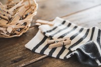 家族分の洗濯物を仕分けるイメージ　※この画像はイメージです（shironagasukujira/stock.adobe.com）