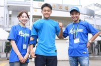 （左から）白城あやか、次男の脩悟さん、中山秀征＝2021年