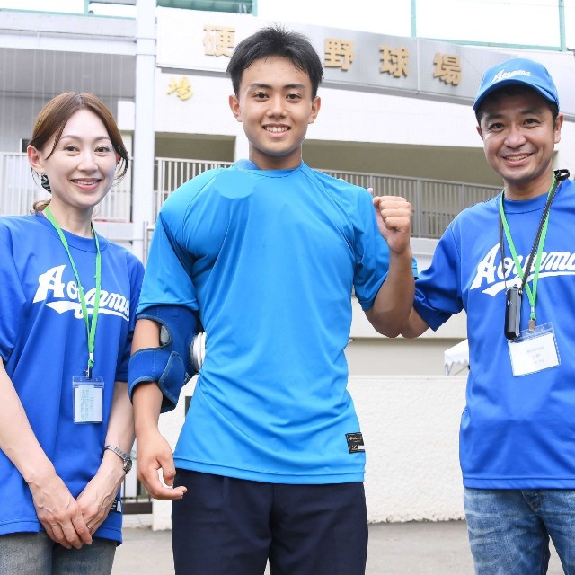（左から）白城あやか、次男の脩悟さん、中山秀征＝2021年