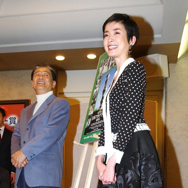 第27回日本アカデミー賞優秀賞発表会に出席した宮沢りえさんと関口宏さん（左）2003年
