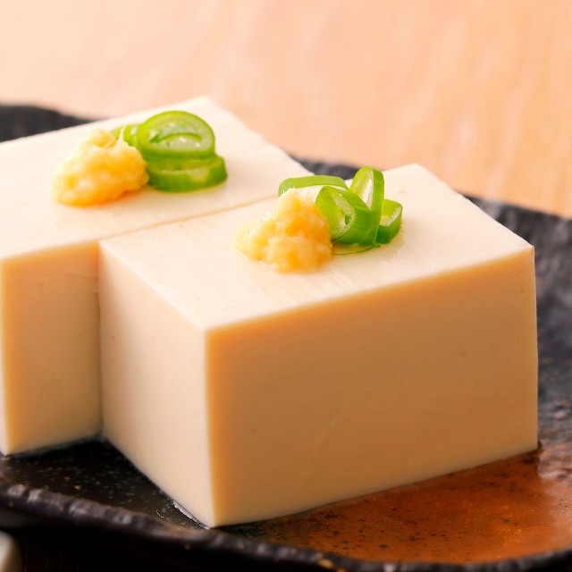 「絹ごし豆腐」はツルンとした喉ごしとなめらかさが特徴※画像はイメージです（Nishihama/stock.adobe.com）